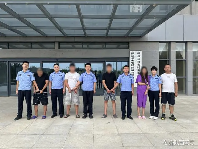 Alleged suspects in a crypto scam case in Shaanxi, next to police officers. Source: Baidu